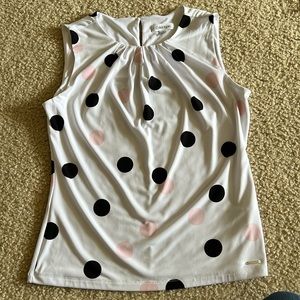 S Calvin Klein sleeveless shirt.